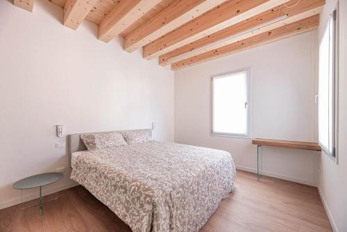 een witte slaapkamer met een bed en een raam bij Palazzo '900 Design Flats - Il Gran Salone in Padua