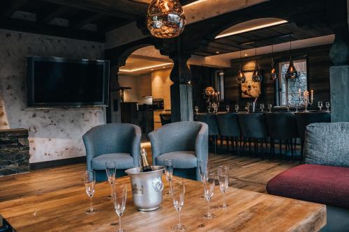 un tavolo con bicchieri da vino sopra in un ristorante di Chalet Camillou a Champagny-en-Vanoise