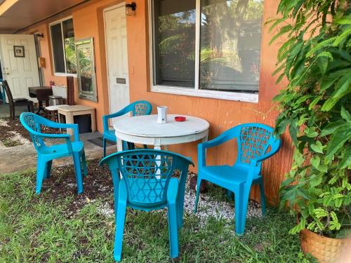 een tafel en stoelen buiten een huis bij CONCIERTO #1 - from1 to 6 people - in Hallandale Beach