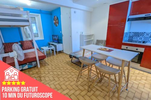 a room with a table and chairs and a bunk bed at Appartement entier meublé à Beaumont proche Futuroscope et Poitiers Technopole in Beaumont