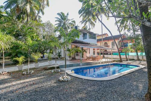 una imagen de una casa con piscina en GR STAYs Private Pool Villa in Calangute 5 mins to Baga, en Arpora
