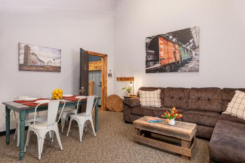 un soggiorno con divano e tavolo di Mad River Lodge a Waitsfield