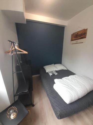 a bedroom with a bed and a black wall at Nantes Mangin-direct gare-parking-proche commerces in Nantes