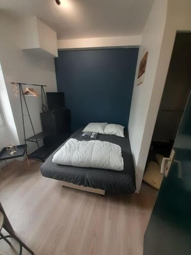 una camera con un letto con una parete blu di Nantes Mangin-direct gare-parking-proche commerces a Nantes