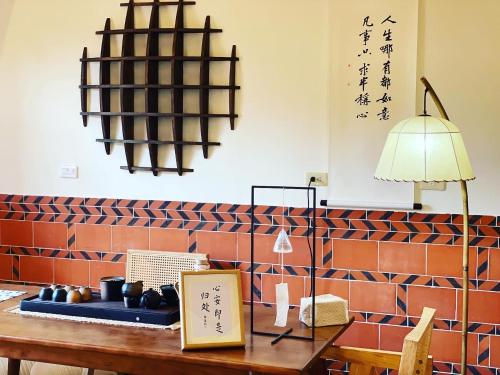 una mesa con una lámpara y una señal en ella en Zhu Shan Xian Ting, en Jincheng