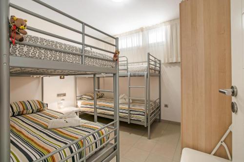 Habitación con litera, 2 literas y baño. en Casa Médano 3 By Médano Rentals, en El Médano