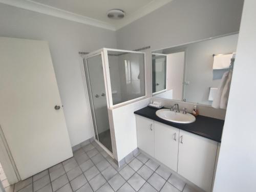 a bathroom with a sink and a shower at Belvoir Village Motel & Apartments Wodonga in Wodonga