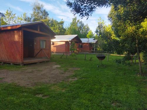 a cabin in a yard with a grill at Cabañas Nativa in San Fabián de Alico