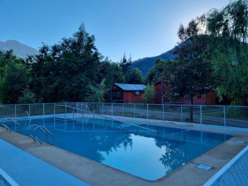 una piscina con una valla alrededor en Cabañas Nativa Estacionamiento Wifi Factura empresas, en San Fabián de Alico