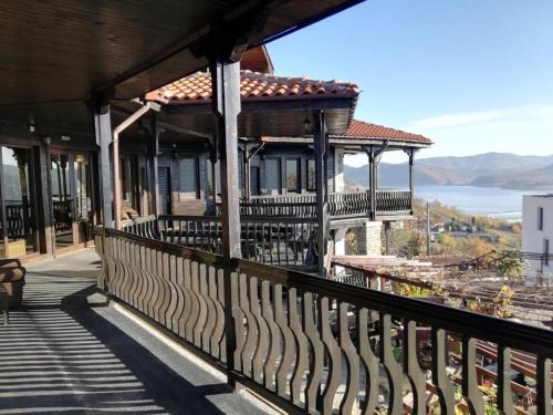 Balcony o terrace sa Trifon Zarezan Family Hotel