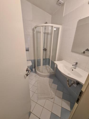 a bathroom with a shower and a sink at Apartma z dvema spalnicama in teraso in Portorož