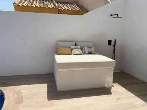 洪達海灘的住宿－Dúplex mediterráneo con piscina y cenador，客房内的白色床和枕头
