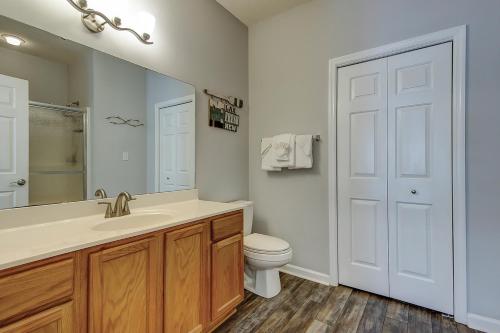 uma casa de banho com um lavatório, um WC e um espelho. em Lazy Willow 102 em Myrtle Beach