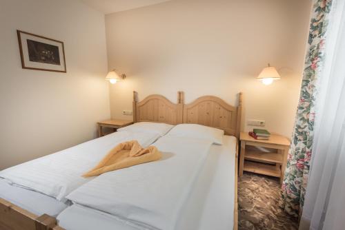 a hotel room with two beds with towels on them at Aurora Appartements inklusive freiem Thermeneintritt in Bad Hofgastein