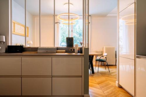 Virtuvė arba virtuvėlė apgyvendinimo įstaigoje Spacious Parisian Family Apartment In 7th