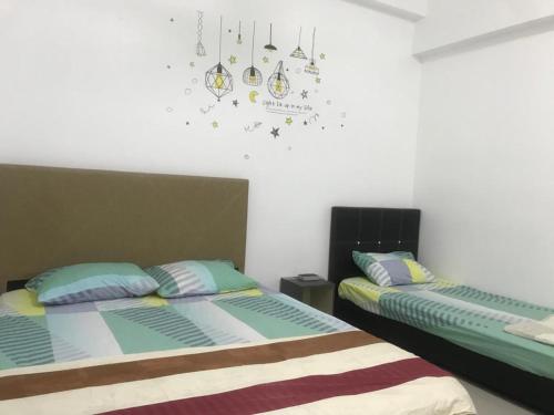 A bed or beds in a room at Venus Hollywood Homestay Sitiawan