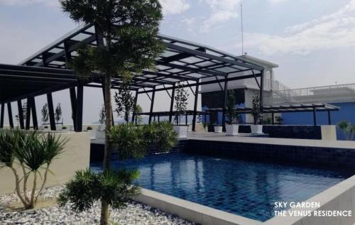 The swimming pool at or close to Venus Hollywood Homestay Sitiawan