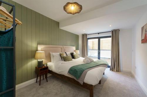 a bedroom with a large bed and a window at Lilyturf - 2 Bedroom Luxury Apartment by Mint Stays in Bristol