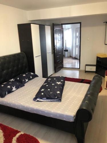 Bett in einem Zimmer mit einem schwarzen Bettrahmen in der Unterkunft Hostel Mialma in Onești