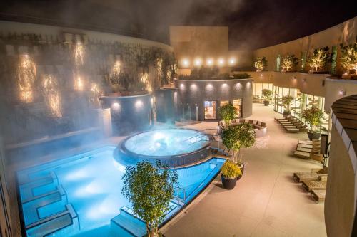 Bazén v ubytování St. Martins Therme & Lodge nebo v jeho okolí