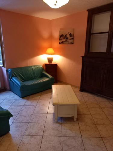 ein Wohnzimmer mit einem Sofa und einem Couchtisch in der Unterkunft Maison dans un petit Mas en pleine campagne in Saint-Jean-de Laurs