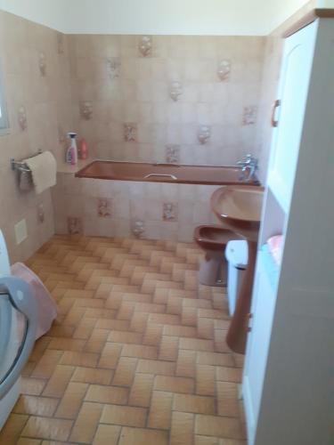 La salle de bains est pourvue d'une baignoire, de toilettes et d'un lavabo. dans l'établissement Maison dans un petit Mas en pleine campagne, à Saint-Jean-de Laurs