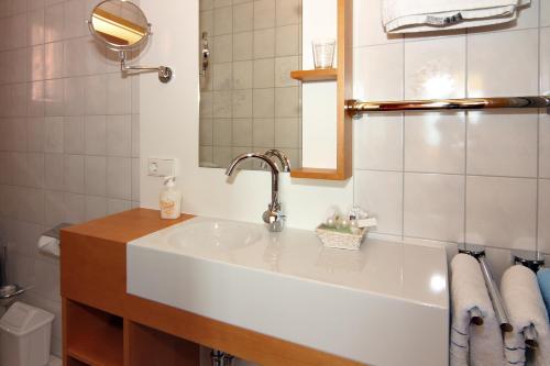 a bathroom with a sink and a mirror at Gästehaus am Bodensee in Immenstaad am Bodensee