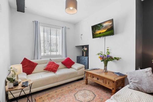 uma sala de estar com um sofá e uma mesa em Cottage in Worcestershire em Evesham