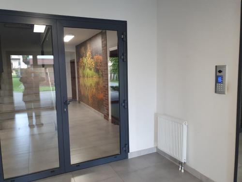 szklane drzwi w budynku z obrazem w obiekcie Apartament Gliwice Górnych Walów w mieście Gliwice