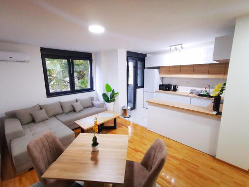 sala de estar con sofá y mesa en Navissos HEAVEN Premium, en Niš