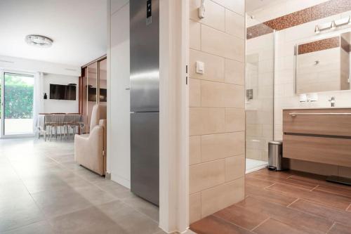eine Küche mit einer Spüle und einem Kühlschrank in der Unterkunft SUPERBE STUDIO AVEC TERRASSE EN FRONT DE MER in Menton