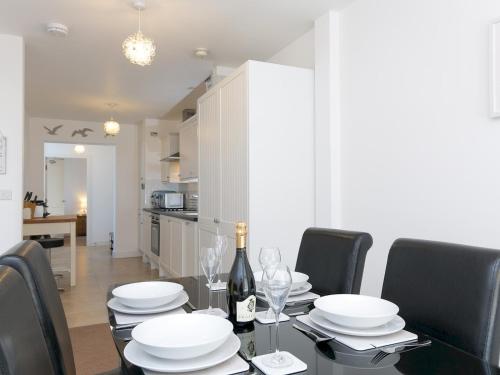 Dapur atau dapur kecil di Pass the Keys Spectacular Sea View Apartment with free Parking