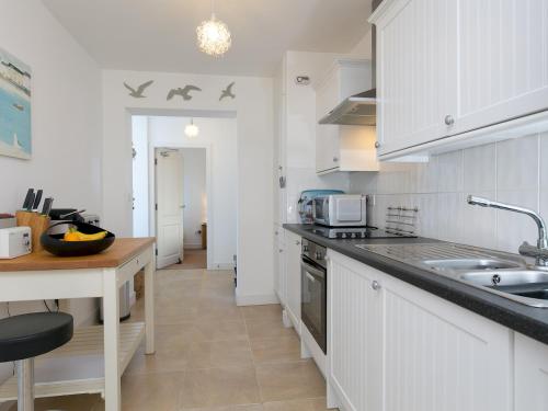 Dapur atau dapur kecil di Pass the Keys Spectacular Sea View Apartment with free Parking