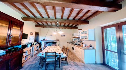 una cocina con mesa y sillas. en Todi By The PoolExclusive PoolWalk To Todi 5 KmsRestaurant 05 Kmswifi, en Petroro