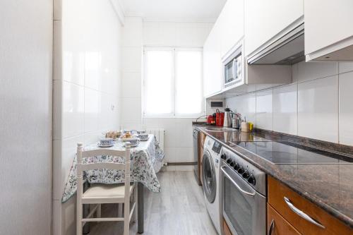 uma cozinha com uma mesa e uma bancada em ¡Recién publicado!Amezola - Bilbao em Bilbau