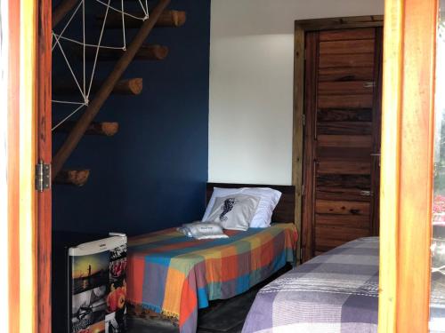 1 dormitorio con litera y escalera en Pousada Rosa dos Ventos Lagoinha, en Lagoinha