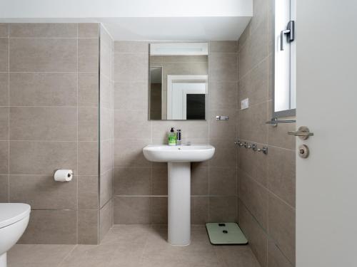 A bathroom at Leyre Mar Canteras by Canariasgetaway