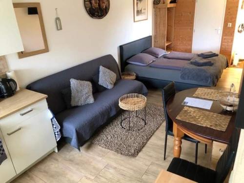 salon z kanapą i stołem w obiekcie La Casa aan Zee w mieście Ellemeet