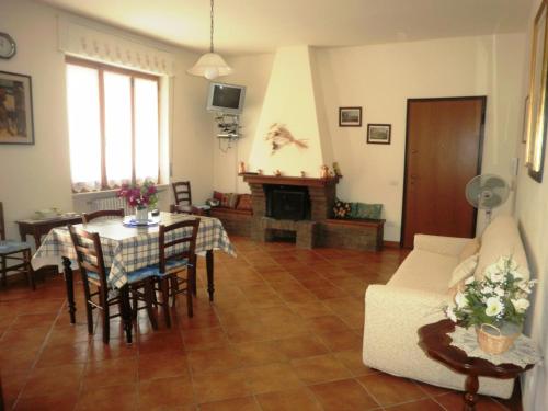 a living room with a table and a couch at Casa vacanza montecapino in Chiusdino