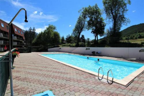 ein großer Swimmingpool mit Menschen darin in der Unterkunft Le Lautaret in La Salle Les Alpes