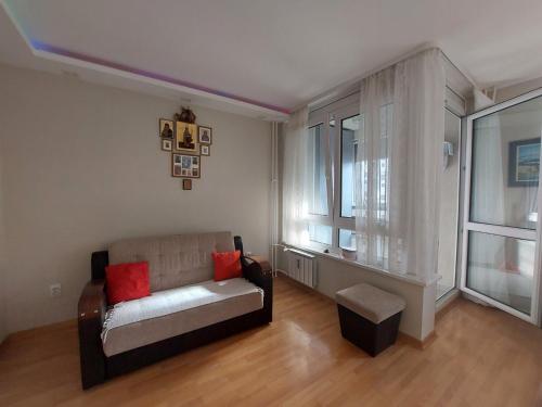 - un salon avec un canapé et une fenêtre dans l'établissement Xenia apartments, à Belgrade