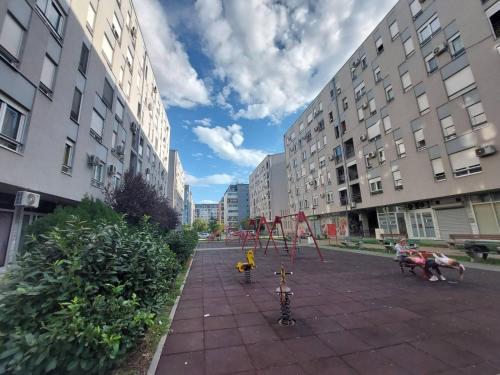 une aire de jeux au milieu d'une ville avec des bâtiments dans l'établissement Xenia apartments, à Belgrade