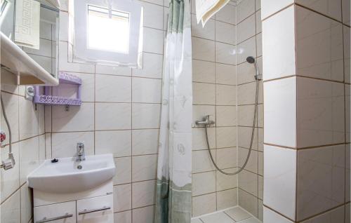 a bathroom with a sink and a shower at Gorgeous Home In Jedwabno With Kitchen in Jedwabno