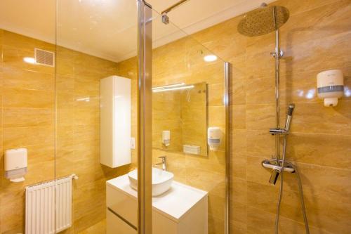 een badkamer met een wastafel en een glazen douche bij APARTAMENTOS RIAMAR 2 in Ribadeo