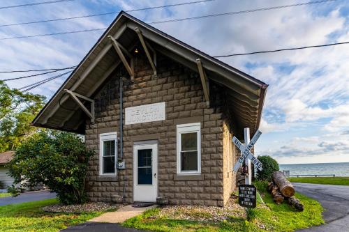 Cozy Lakefront Cottage – Photos 3