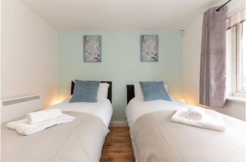 two beds sitting next to each other in a room at Citrine - 2 Bed Apartment With Parking in Reading
