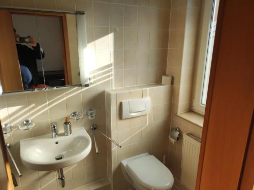 a small bathroom with a sink and a toilet at Zimmer am Jüdenhof in Heilbad Heiligenstadt