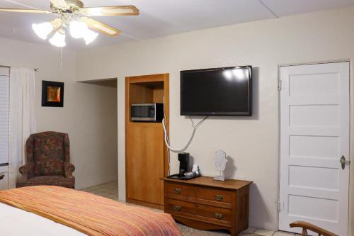 a bedroom with a bed and a flat screen tv on the wall at The Bonnie Inn Unit 6 in San Andreas