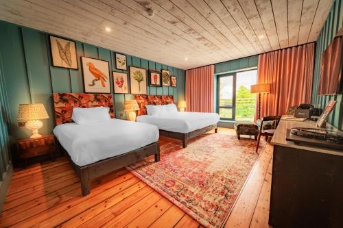 阿斯隆的住宿－Glasson LakeHouse，酒店客房带两张床、书桌以及一间客房。
