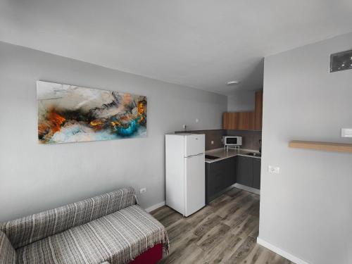 un salon avec un canapé et une cuisine dans l'établissement Apartamentos Australia, à Playa del Ingles